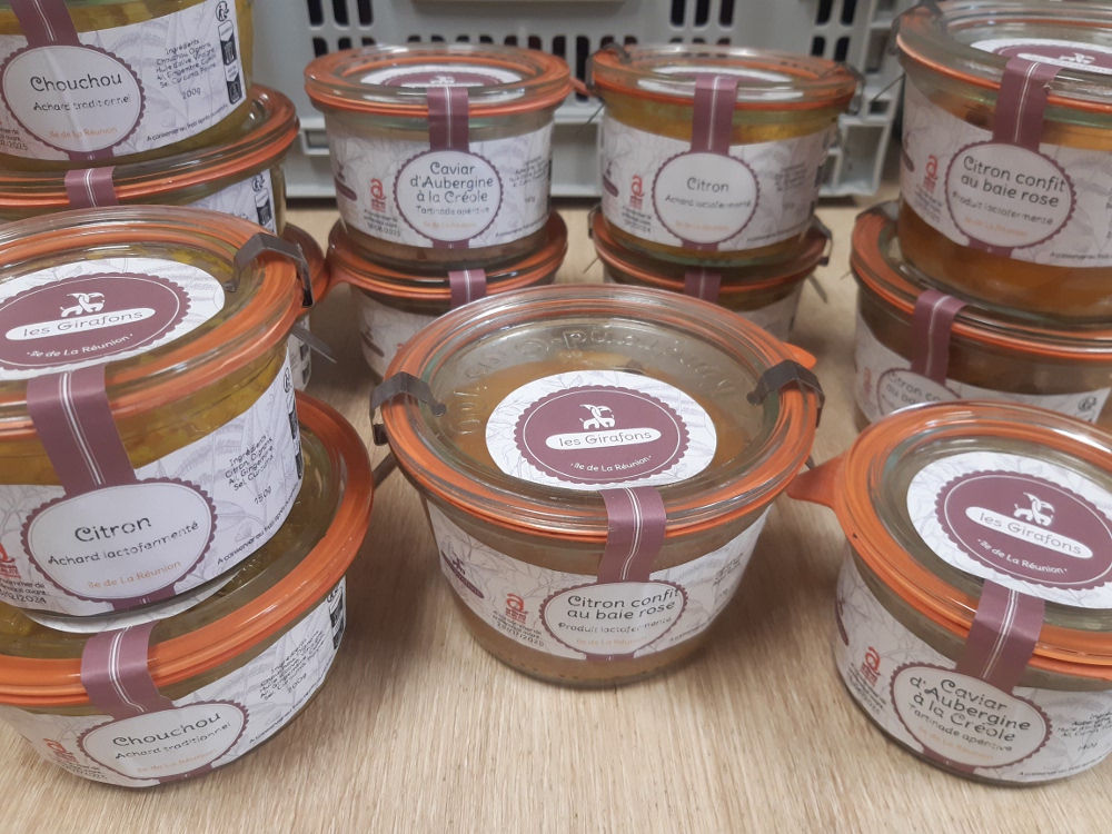 Assortiment produits petits d�jeuners : confiture, gel�e, granola, cuir de fruits